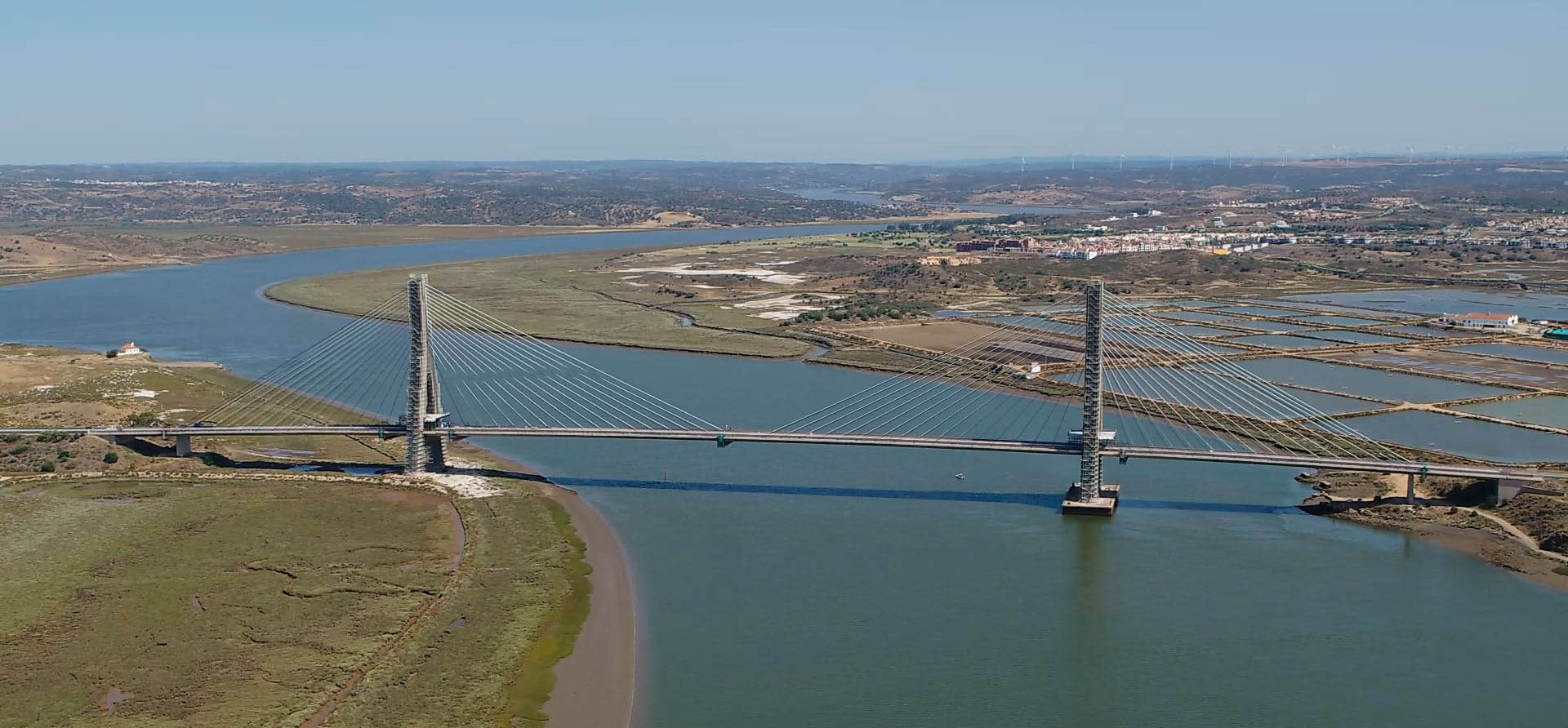 Puente colgante sobre el río Guadiana entre España y Portugal, ideal para plan de navegación en barco desde Huelva