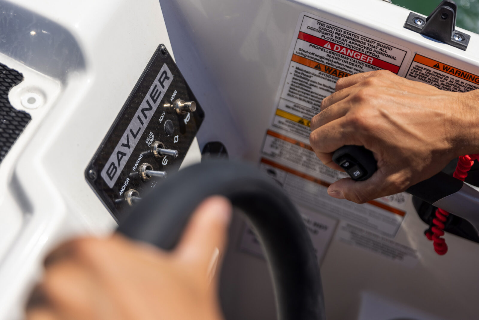 Panel Bayliner con advertencias y ajuste de control en embarcación durante el mantenimiento náutico