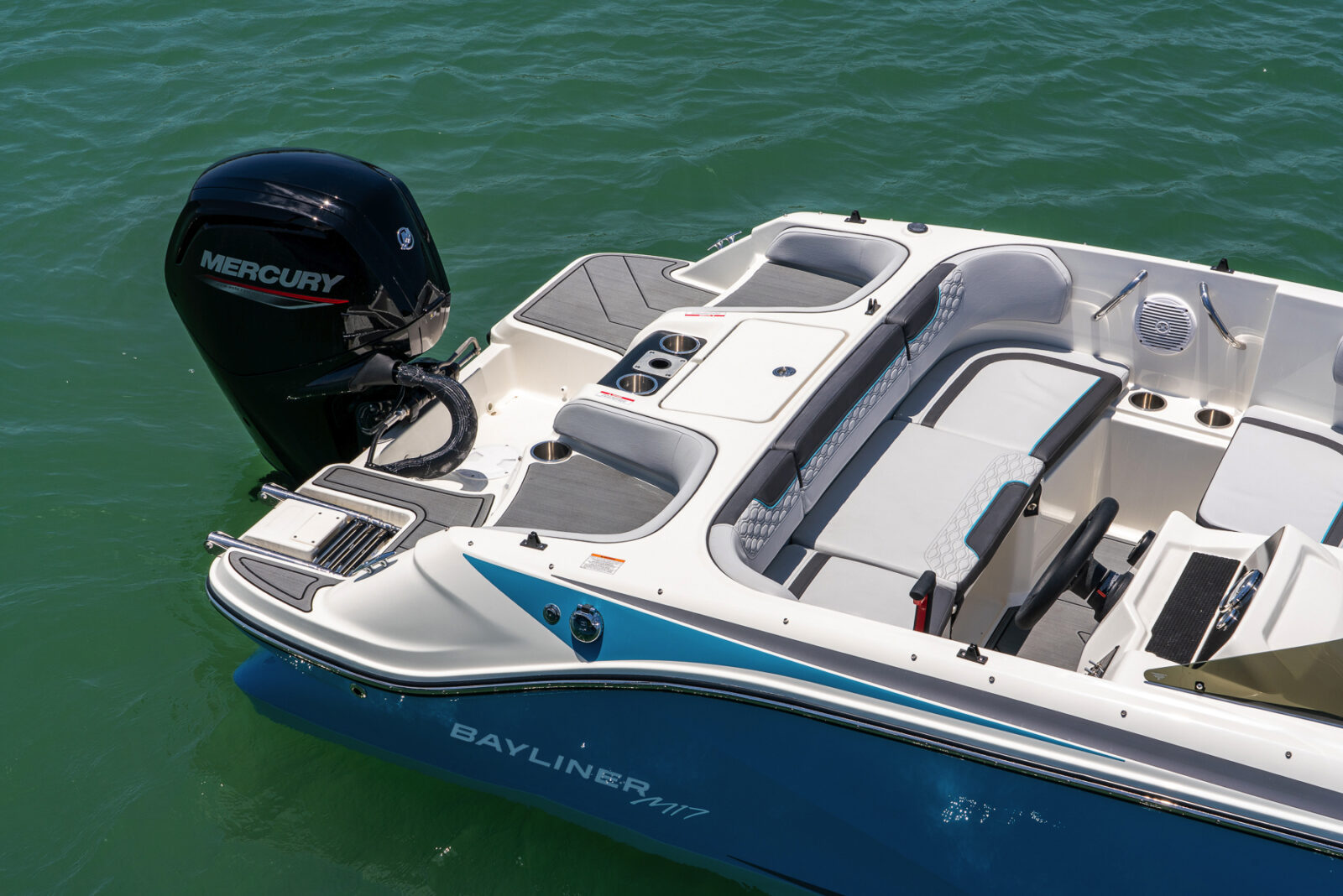 Lancha Bayliner con motor fuera borda Mercury, cubierta y asientos sobre el mar en Andalucía