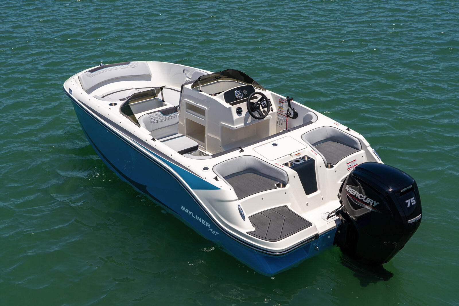 Lancha Bayliner M17 con motor Mercury 75 navegando en el mar, ideal para alquiler en Huelva