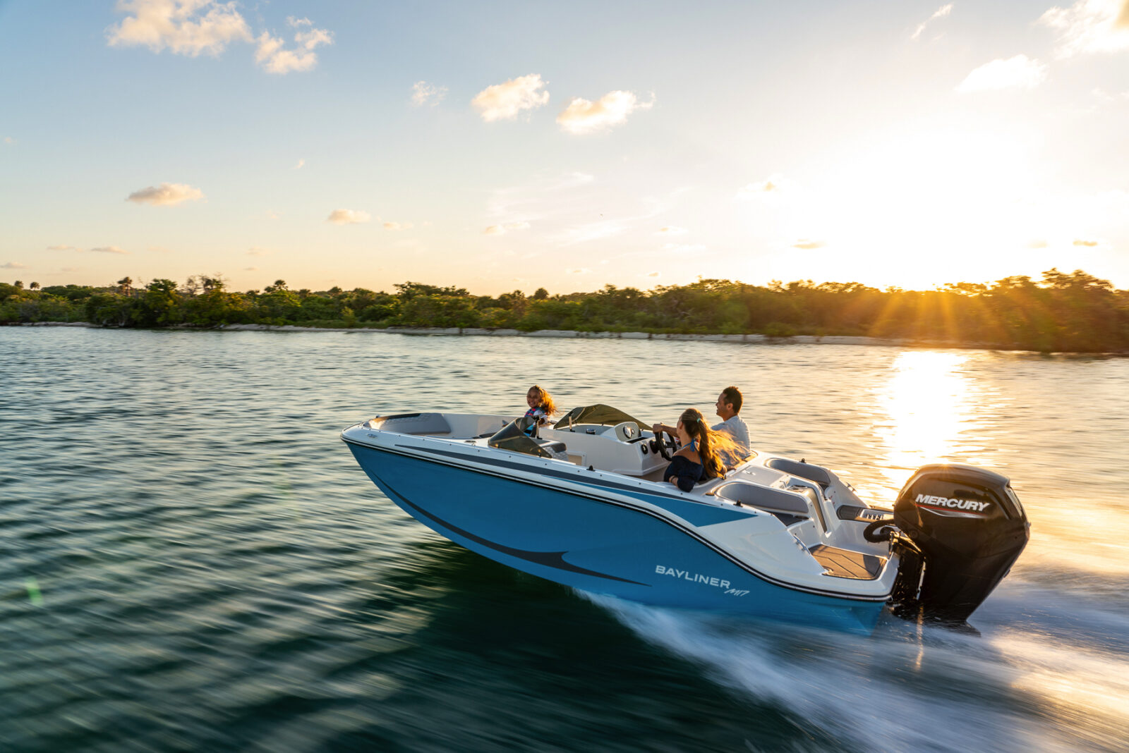 Embarcación Bayliner con motor Mercury navegando al atardecer, distribución oficial en Andalucía (Huelva, El Rompido)