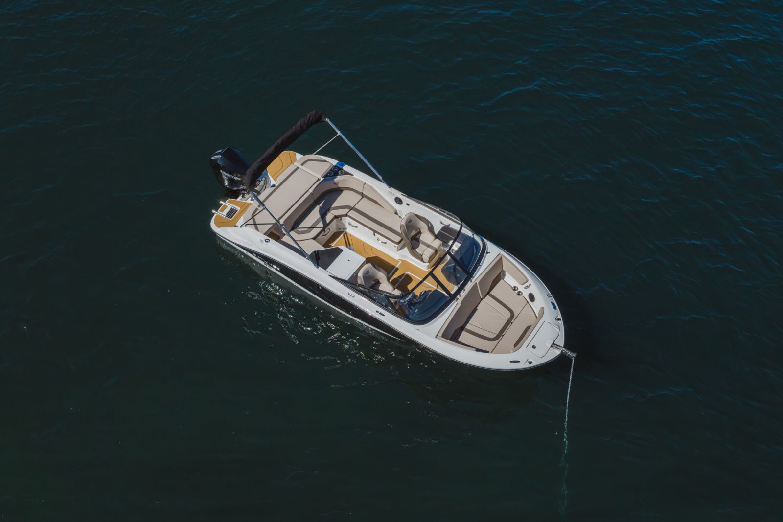 yate Bayliner V22 sobre el agua, vista aérea: alquiler y distribución oficial en Andalucía, Huelva y El Rompido.
