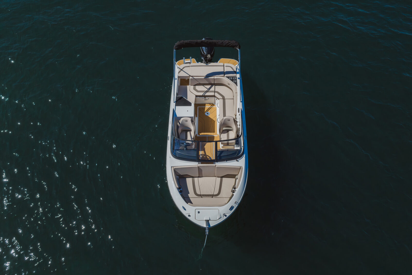 Interior de yate Bayliner V22 visto desde arriba navegando sobre aguas tranquilas, distribución oficial en Andalucía (Huelva)