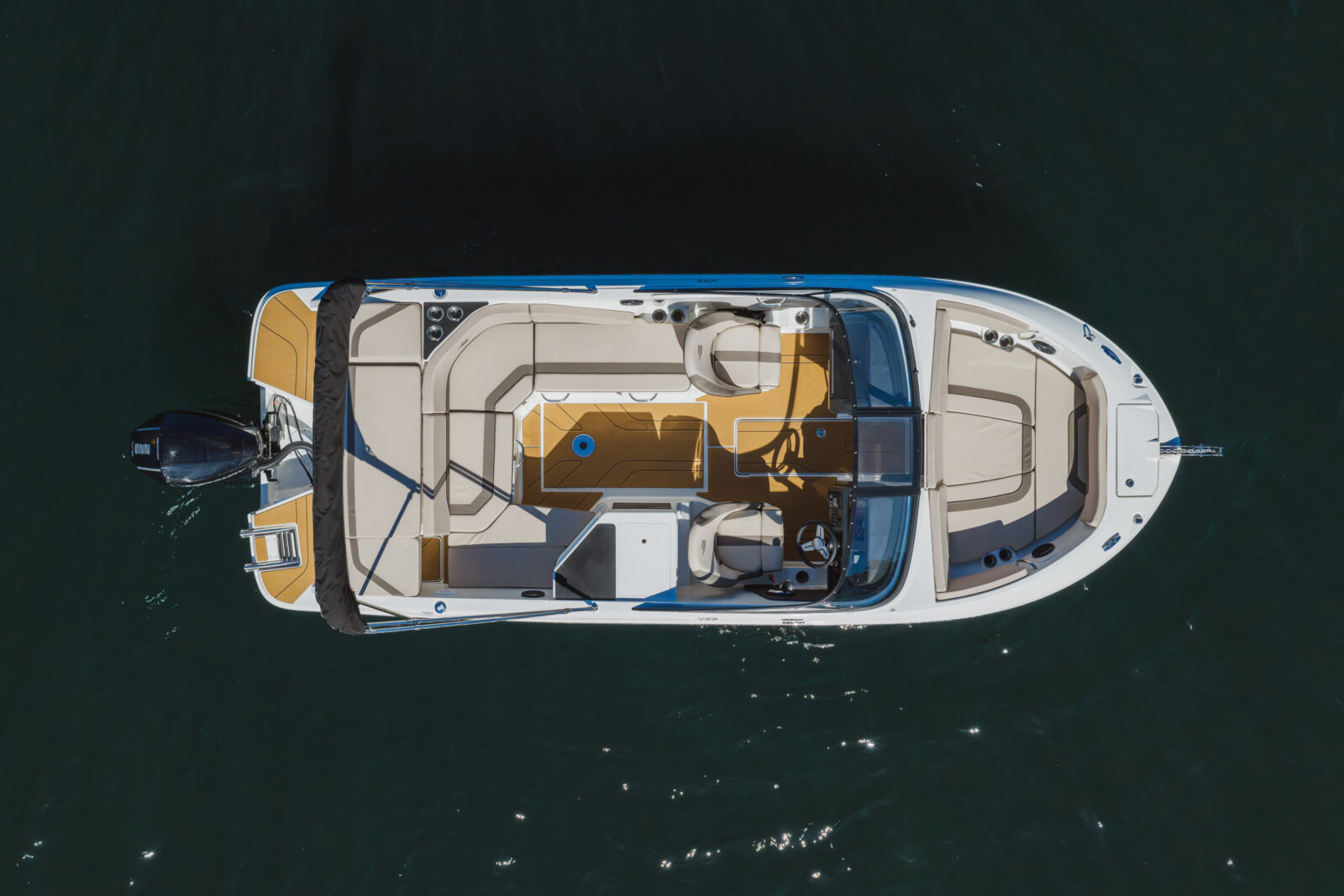 Yate Bayliner V22 barco nuevo con cabina y zona de navegación abierta, visto desde arriba sobre el agua en Andalucía