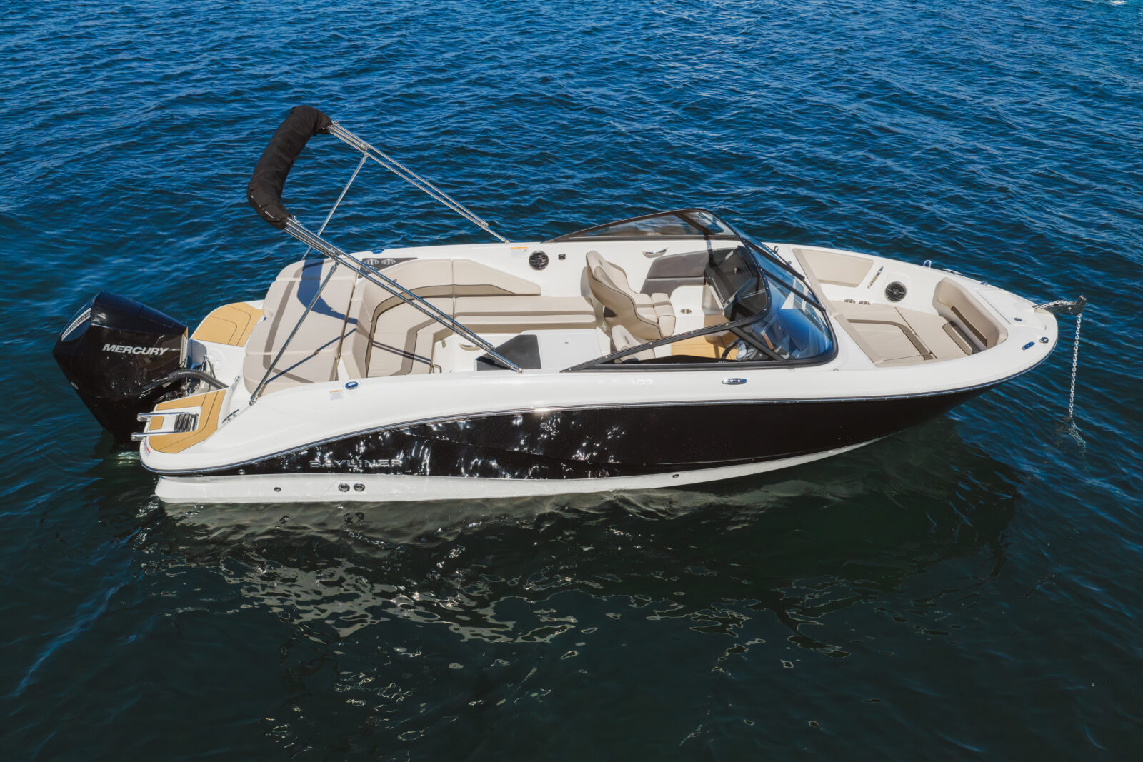 Lancha Bayliner con motor Mercury en el mar, ideal para alquiler de barcos en Huelva y El Rompido