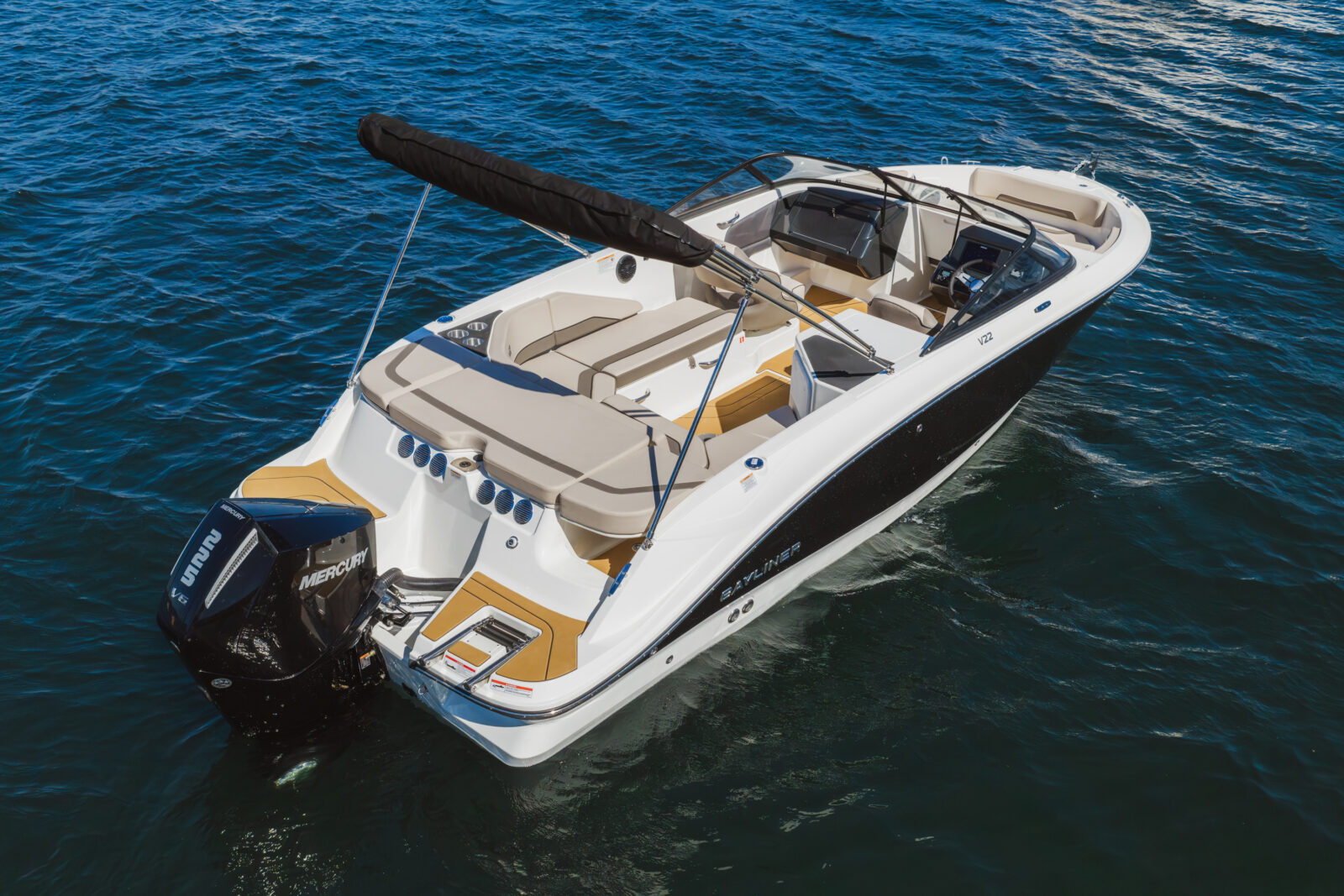 Barco Bayliner V22 con motor Mercury en el mar, vista desde popa y estribor