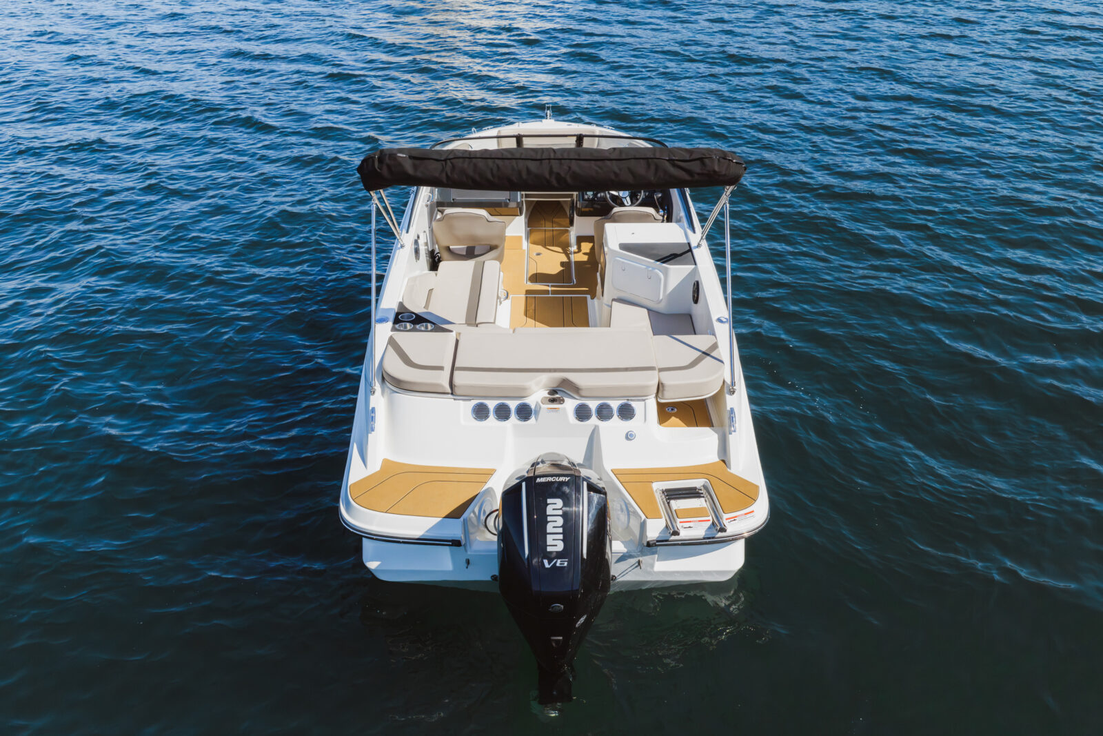 Proa de un barco de alquiler Bayliner V22 con motor Mercury V6, navegando sobre el mar en Andalucía