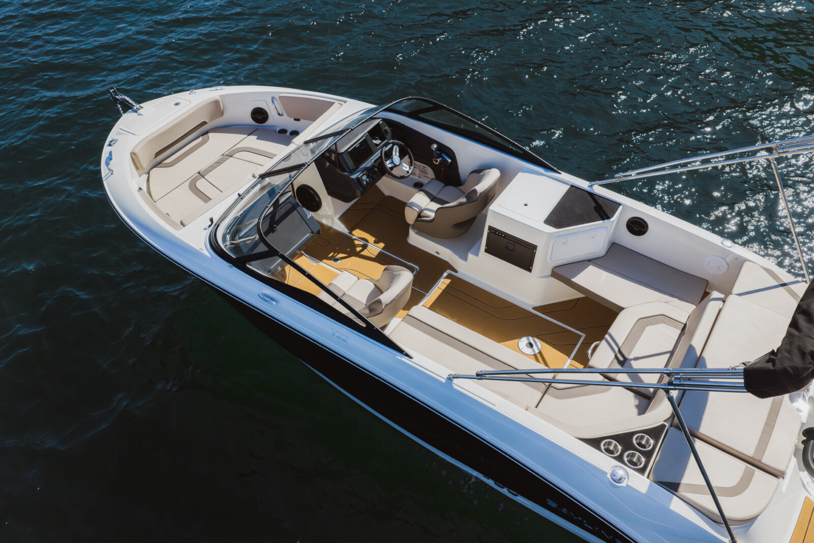Lancha Bayliner: Yachts blanca con zona de solarium y cabina, vista desde arriba sobre el mar