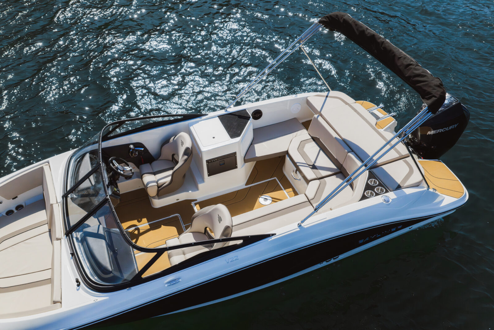 Yate Bayliner: con motor Mercury en el agua, cubierta y cabina con asientos beige en Andalucía (Huelva)
