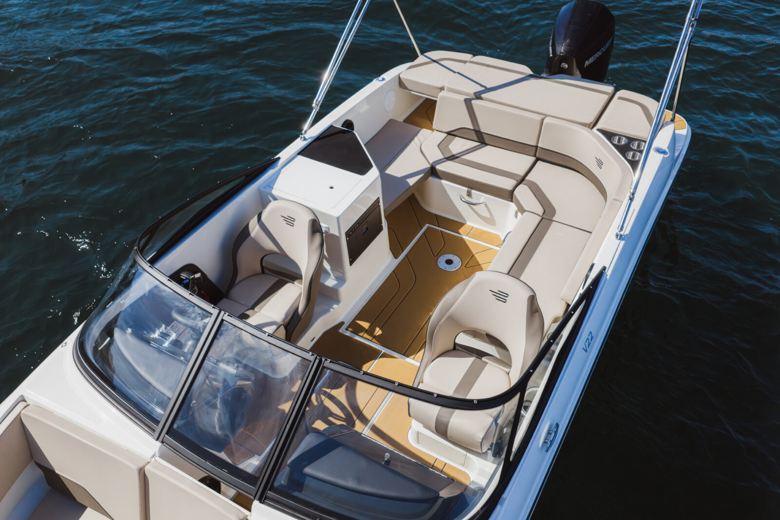 Cubierta de un barco Bayliner: Yachts con asientos y consola en el mar, ideal para alquiler en Andalucía