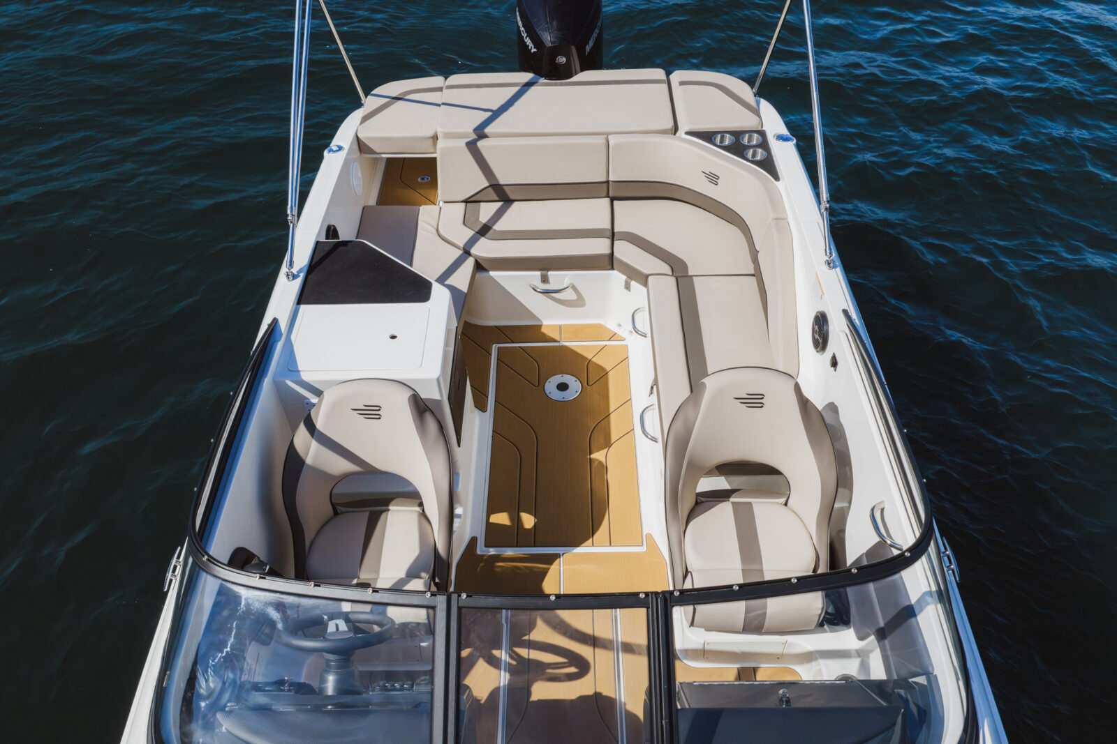 Proa de lancha Bayliner: con asientos, zona de baño y confort a bordo sobre el mar