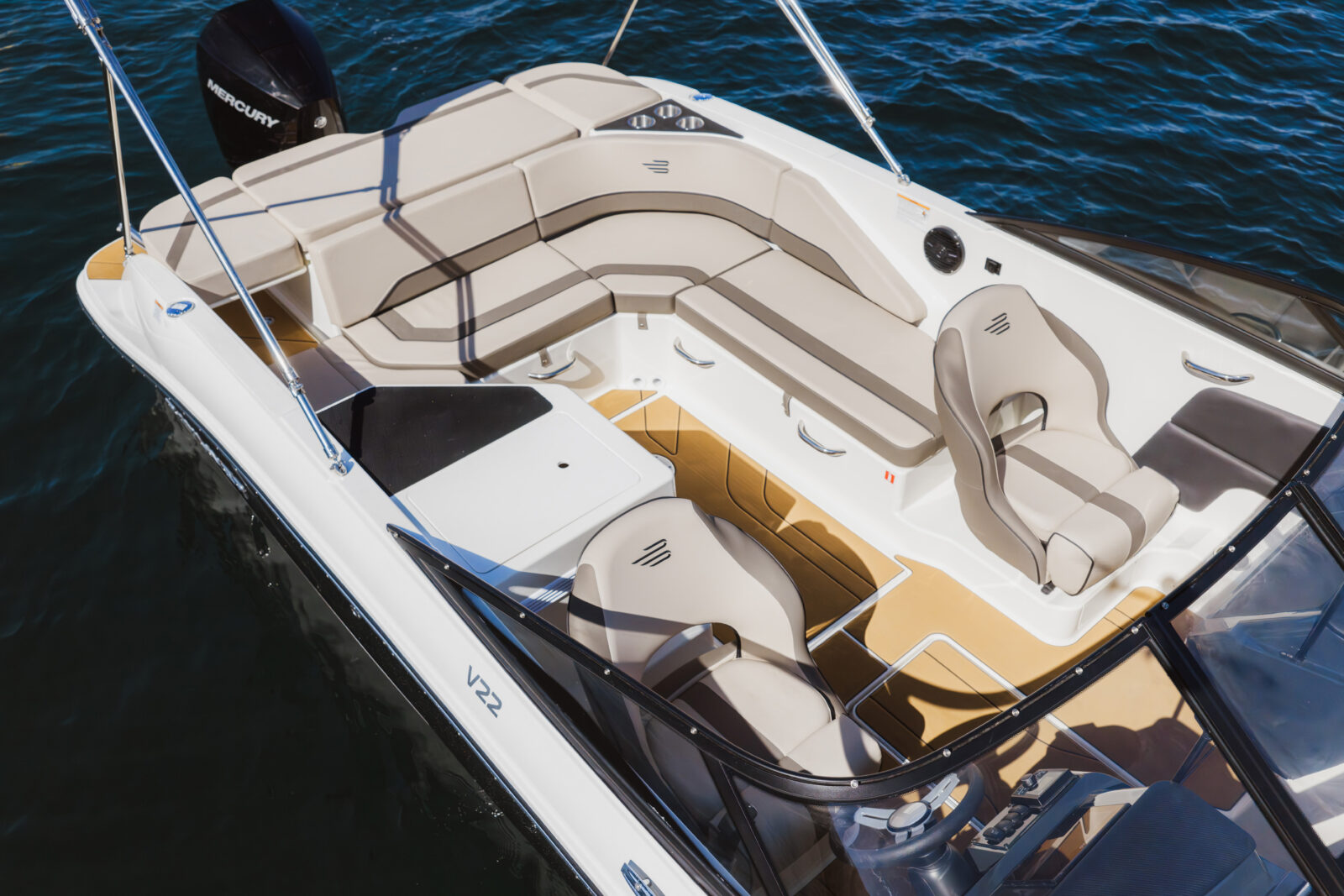 Bayliner: V22 con asientos y consola en cubierta, embarcación de alquiler en el mar