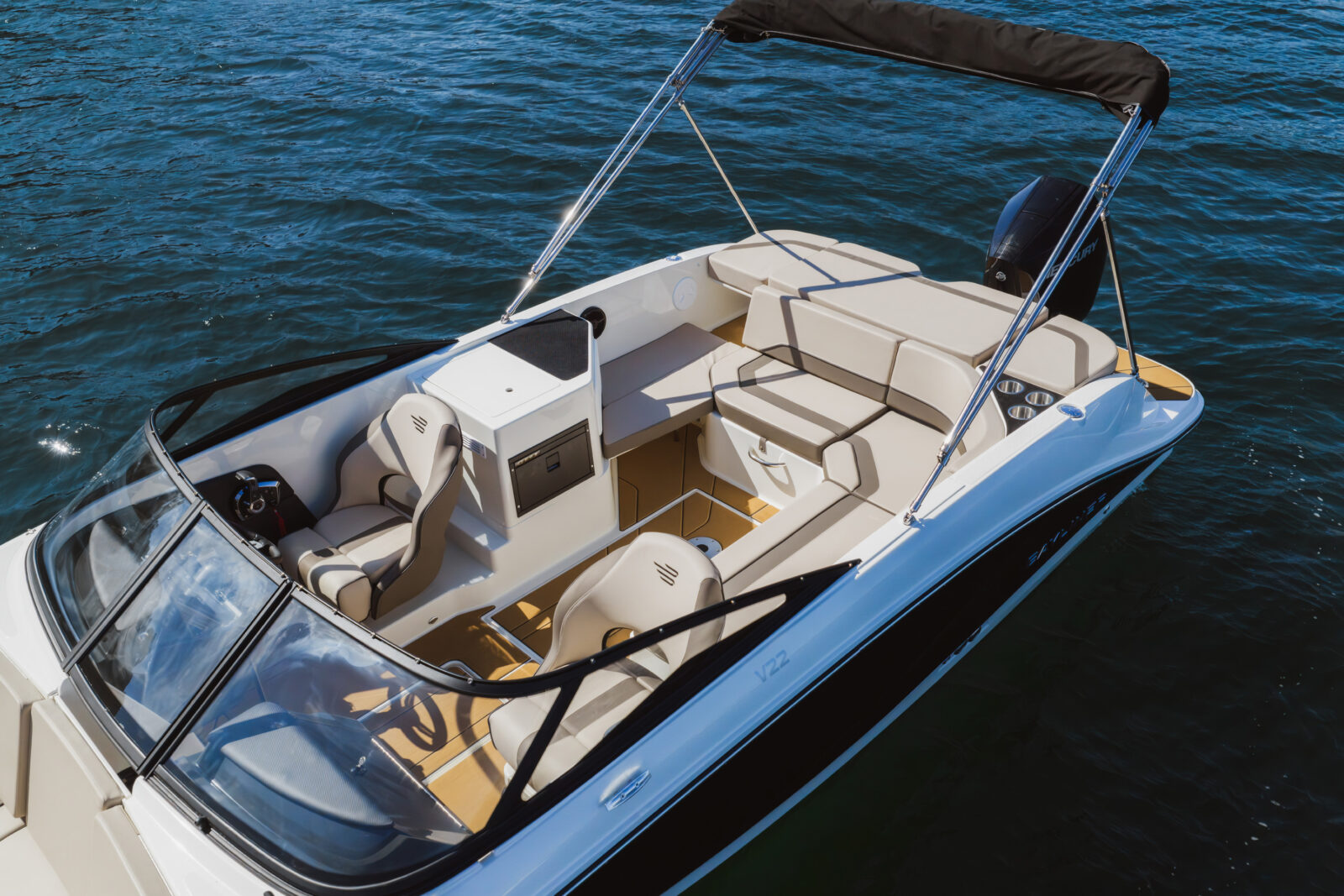 Barco Bayliner: V22 con toldo, interior de estribor y mar abierto, ideal para alquiler náutico en Andalucía