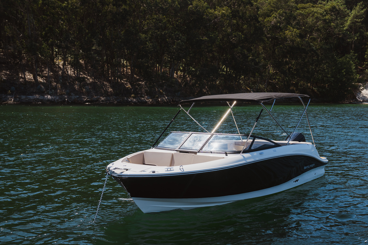 Vista exterior de la embarcación Bayliner V22.