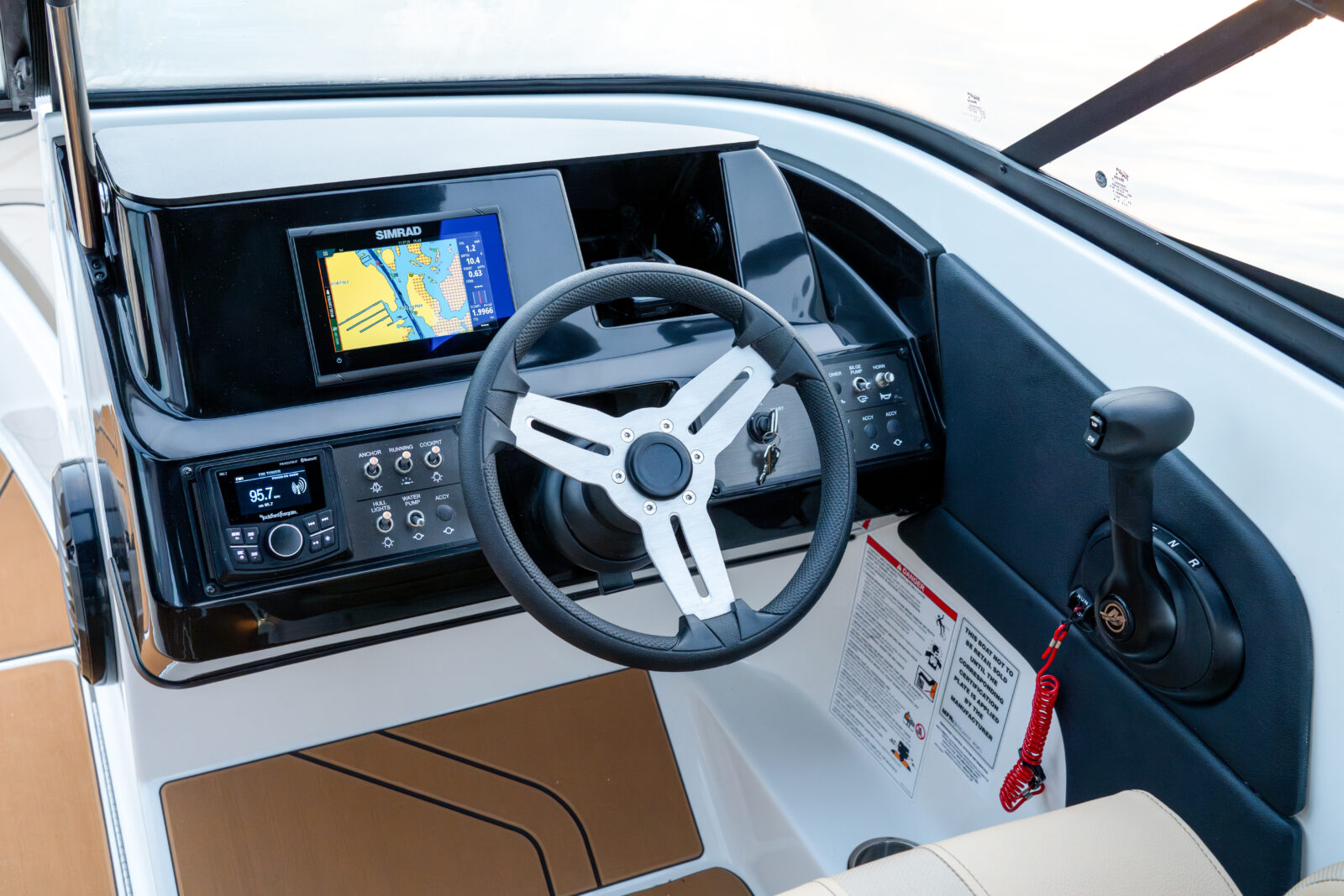 Salpicadero y volante de un barco Nuva Yachts con GPS SIMRAD, ideal para alquiler y navegación en Andalucía