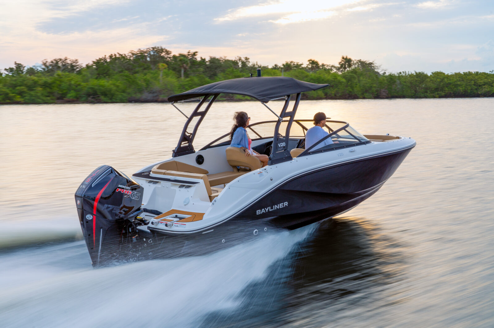 Bayliner con cabina y motor fueraborda en navegación, distribuido por Nuva Yachts en Andalucía