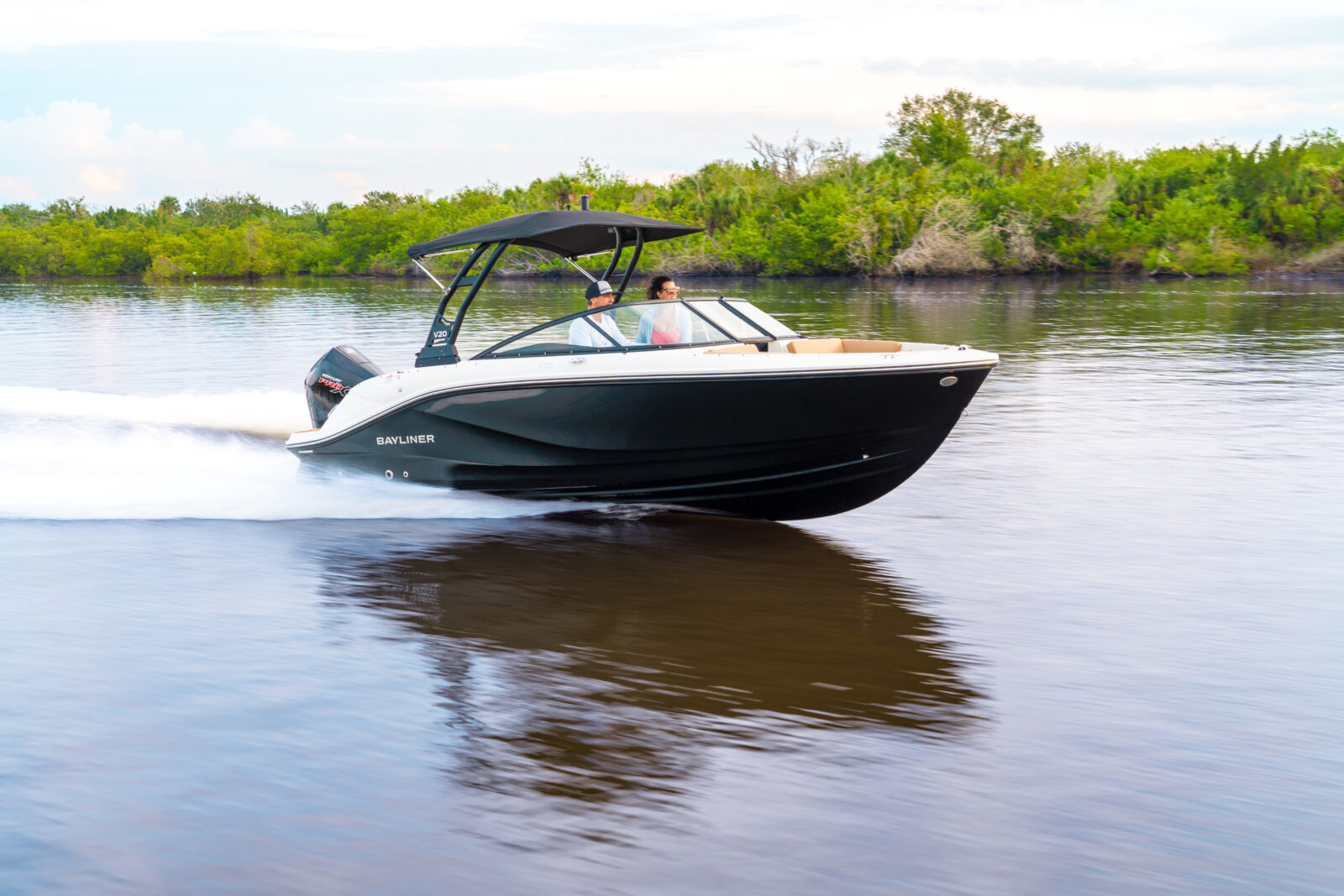 Lancha Bayliner a motor navegando por el río, ideal para alquiler de embarcaciones en Huelva y El Rompido