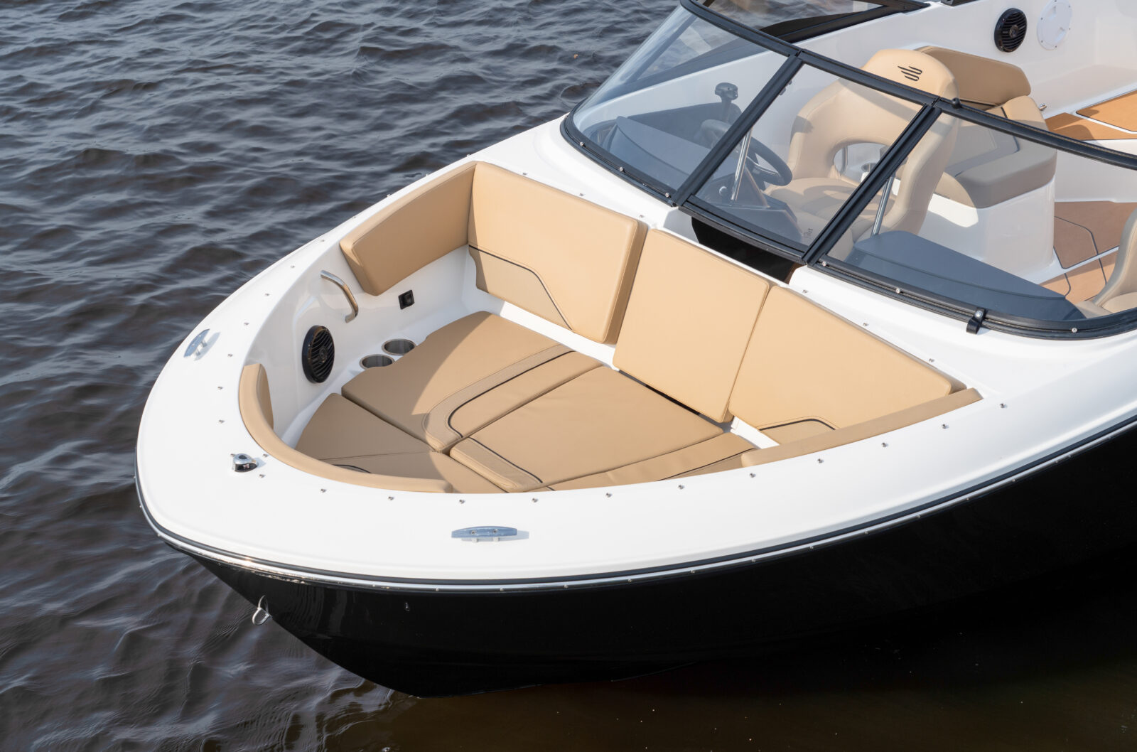 Lancha Nuva Yachts con asientos beige y bañera abierta navegando en el mar