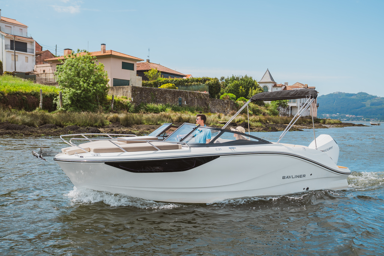 Barco motor Bayliner listo para la entrega inmediata en la costa de Huelva (El Rompido)